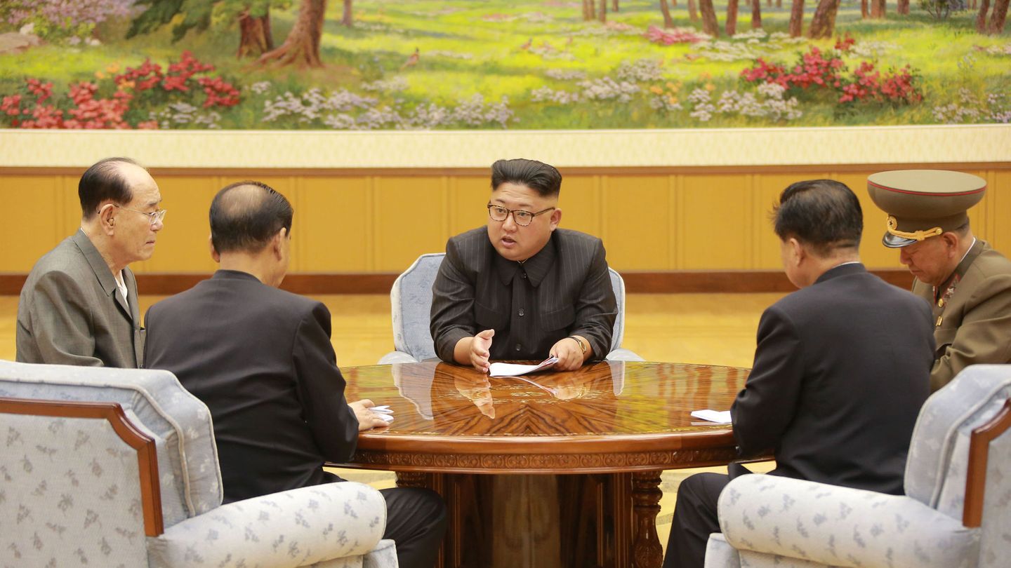 El líder norcoreano Kim Jong-un durante una reunión del Comité Político, en Pyongyang. (Reuters)