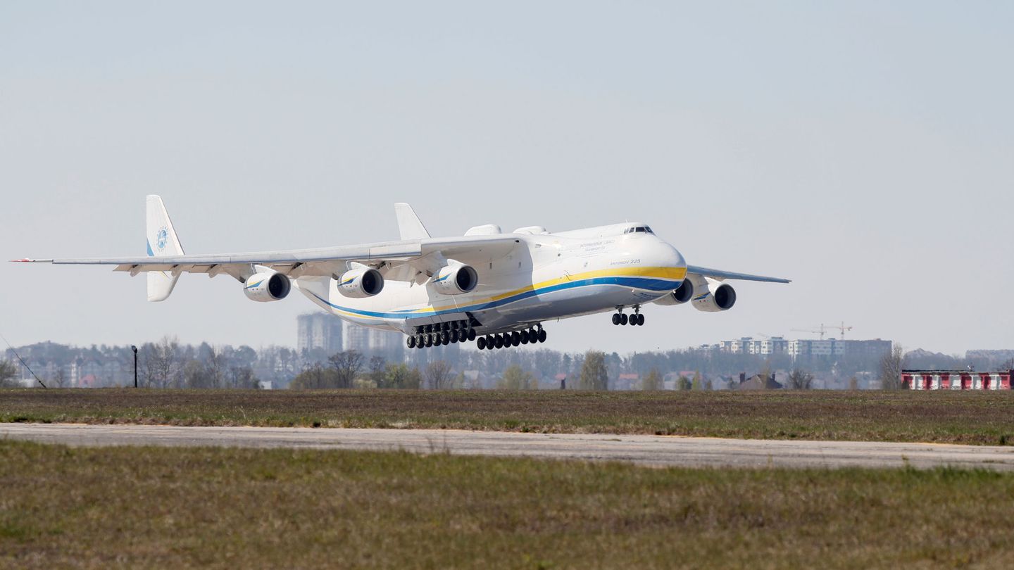 El Antonov 225 Mriya, aterrizando en el aeropuerto de Hostómel (Ucrania), con un cargamento de equipamiento médico de China al inicio de la pandemia, en abril de 2020. (Reuters)