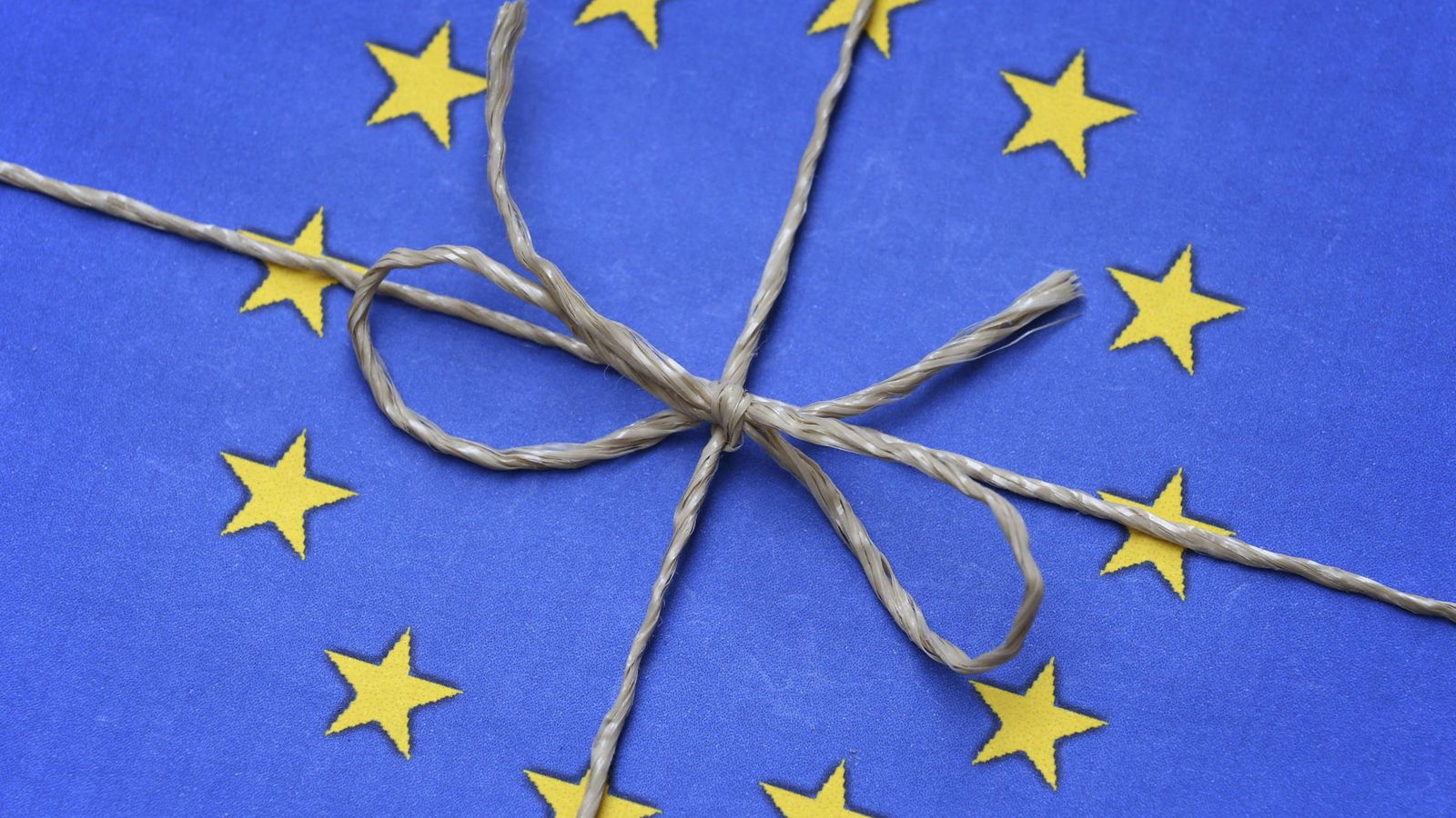Foto: Vista de la bandera de la Unión Europea atada con una cuerda.