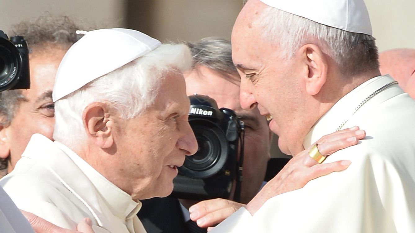 Foto: El papa emérito Benedicto XVI junto al papa Francisco. (EFE/Maurizio Brambatti) 