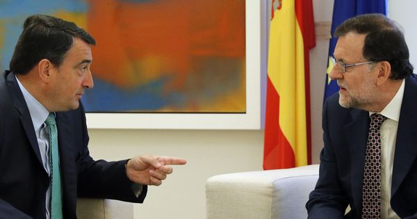 Foto: El presidente del Gobierno, Mariano Rajoy, con el portavoz del PNV en el Congreso, Aitor Esteban. (EFE)