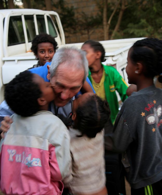 Foto: El padre Ángel Olaran, junto a unos niños etíopes. 