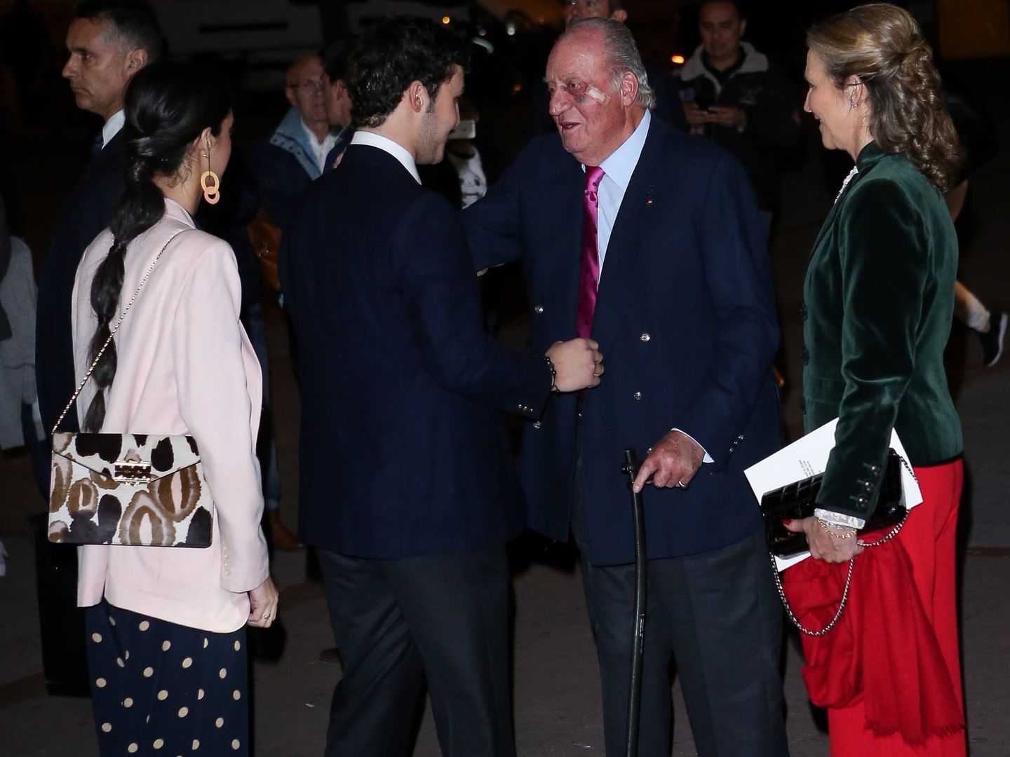 El rey Juan Carlos, con su hija Elena y sus nietos. (Getty)
