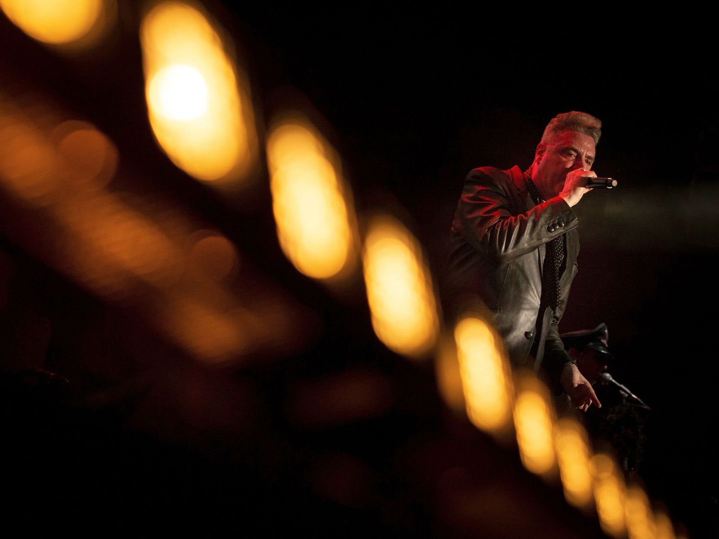 Loquillo, durante el último concierto de su gira '40 años de rock and roll actitud' en el Palau Sant Jordi. (EFE)