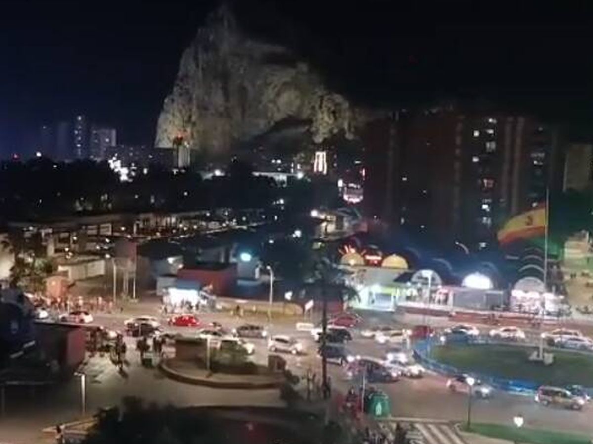 Foto: Así se celebró anoche la victoria de España en la verja de Gibraltar. (X/@romualdomaestre)