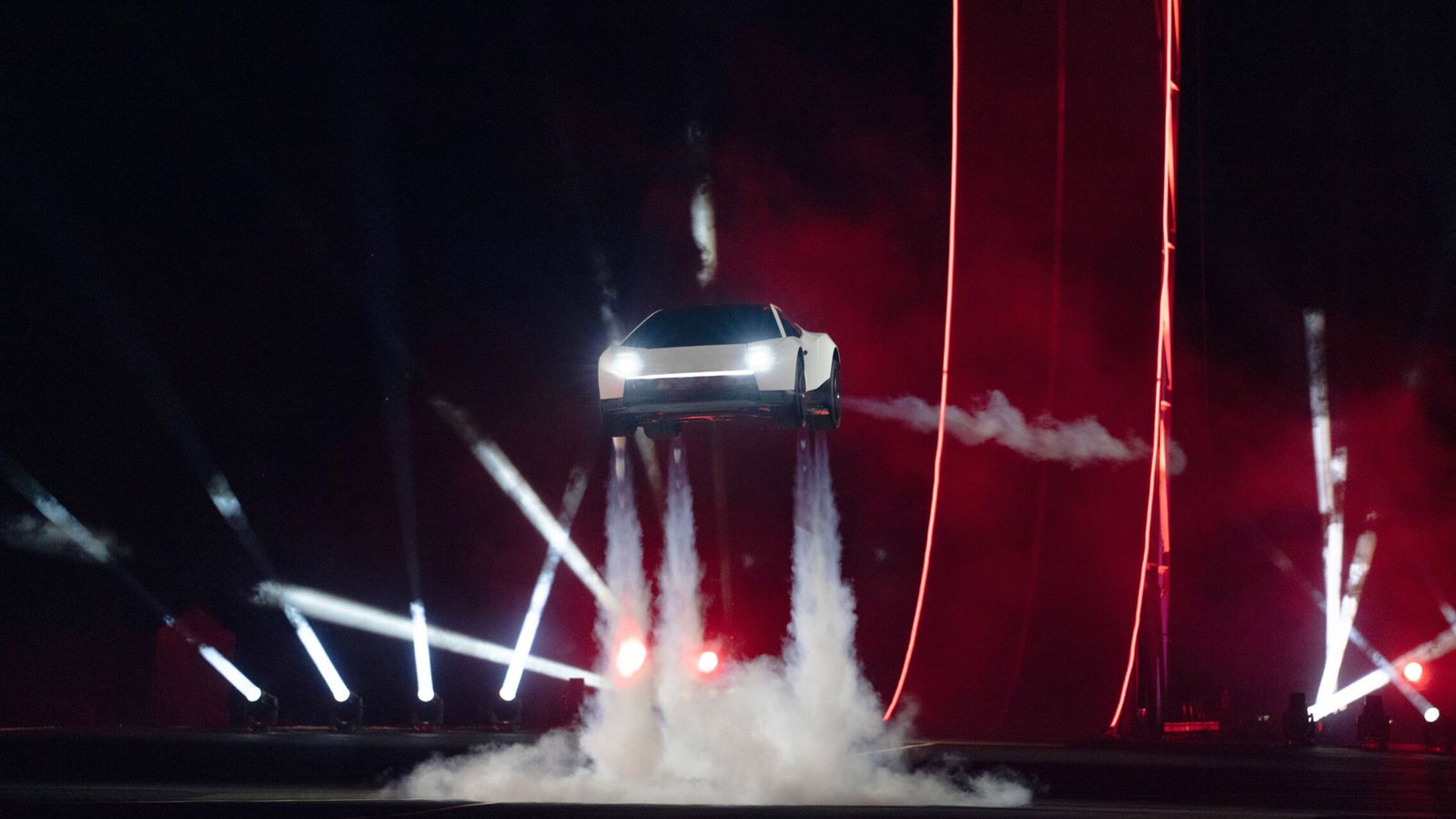 Musk quiere fusionar Tesla y SpaceX. El Roadster 'volador' era un truco de marketing