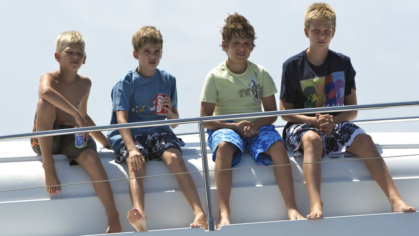 Con sus hermanos y su primo Froilán, navegando. (Getty)