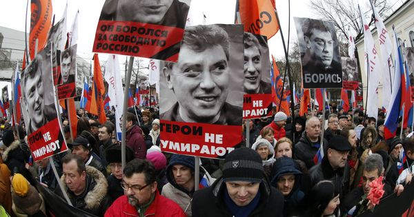 Foto: Opositores rusos protestan en Moscú con carteles con la imagen de Boris Nemtsov tras su asesinato, en marzo de 2015 (Reuters).