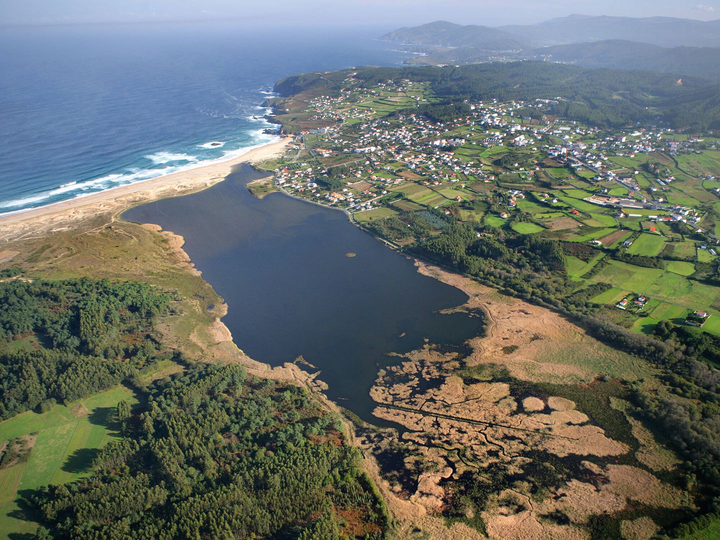Playa y laguna costera de A Frouxeira (Valdoviño). (Turismo de Galicia) 