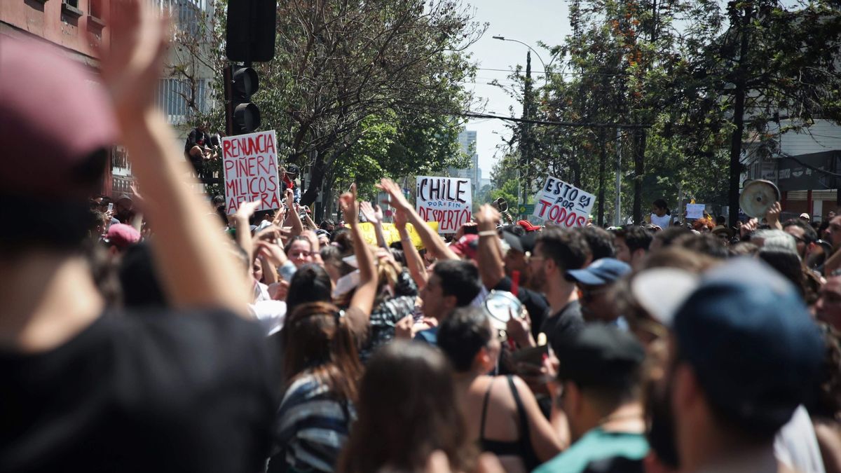 Chile no subirá la tarifa de metro tras los disturbios en los que han muerto 8 personas