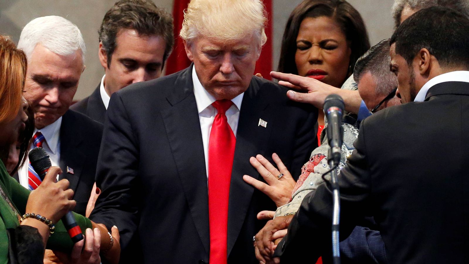 Foto: Creyentes en torno a Trump durante una oración en el New Spirit Revival Center, en Cleveland, el 21 de septiembre de 2016 (Reuters).