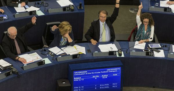 Foto: Varios eurodiputados votan sobre el acuerdo de diálogo UE-Cuba en el Parlamento Europeo en Estrasburgo. (EFE)