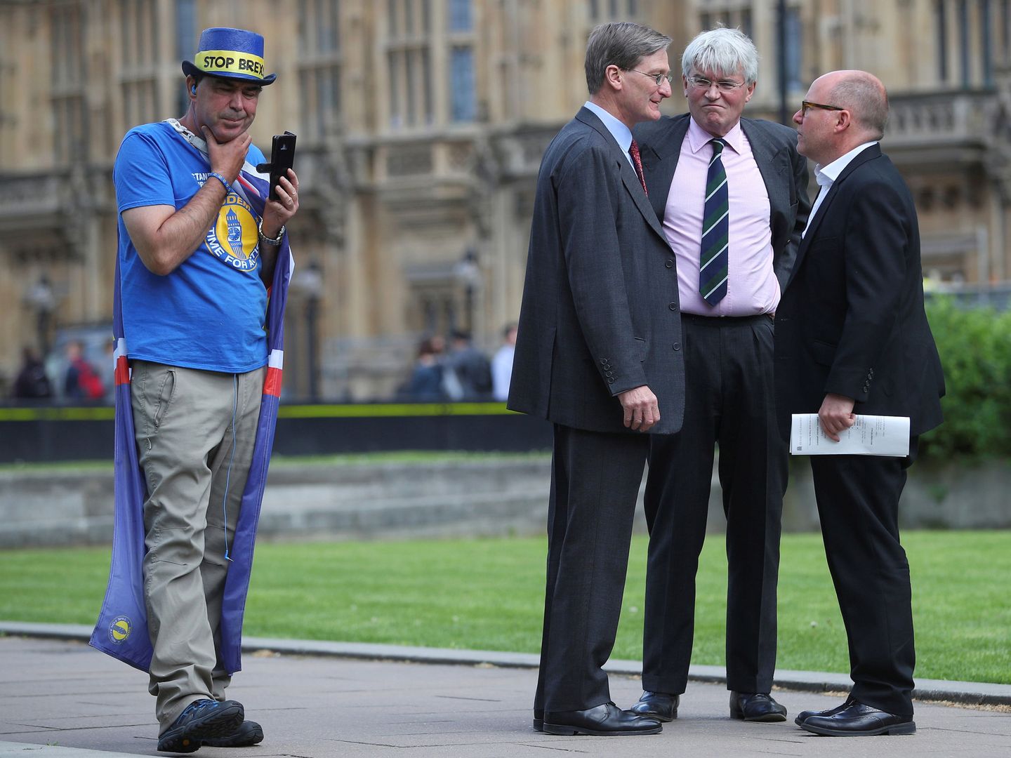 Andrew Mitchell habla con Dominic Grieve ante un manifestante antiBrexit a las puertas del Parlamento, en Londres. (Reuters)