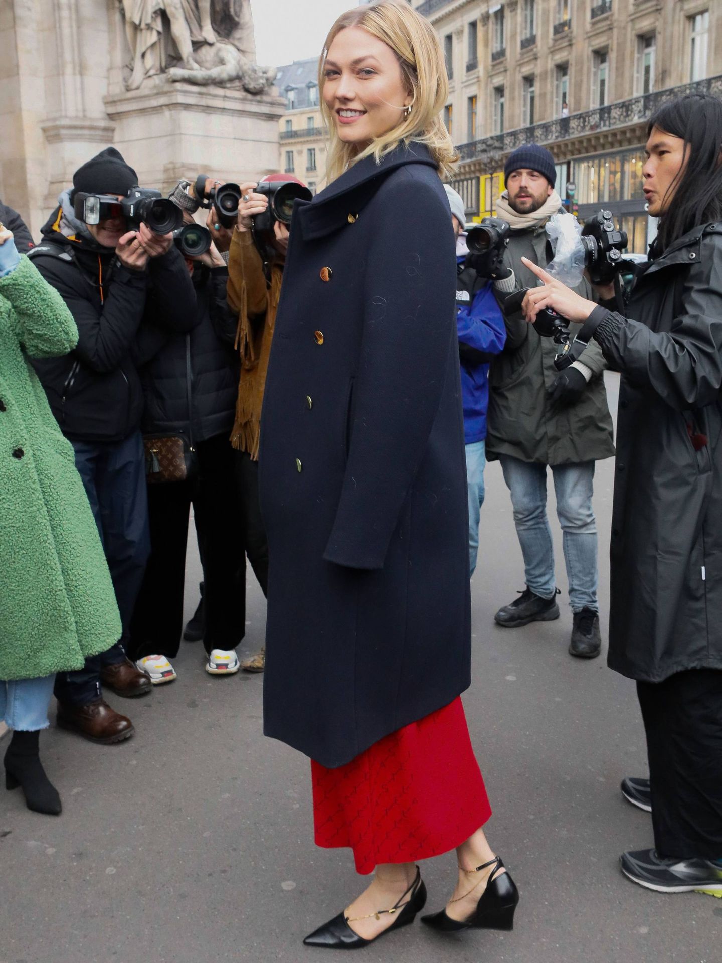 Karlie Kloss llegando al desfile de Stella McCartney en la Paris Fashion Week.  (Cordon Press)