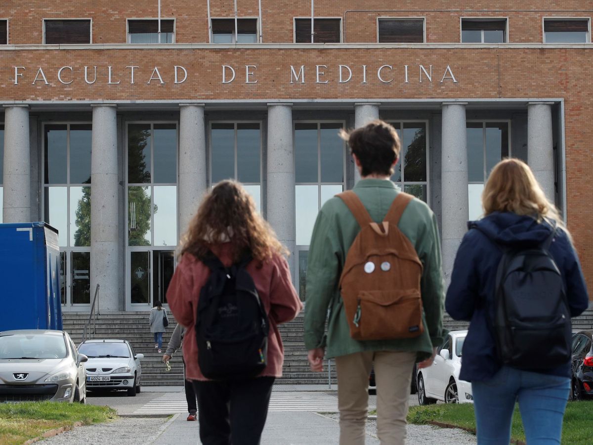 Foto: Varios alumnos en la facultad de Medicina de la UCM. (EFE / Hidalgo)