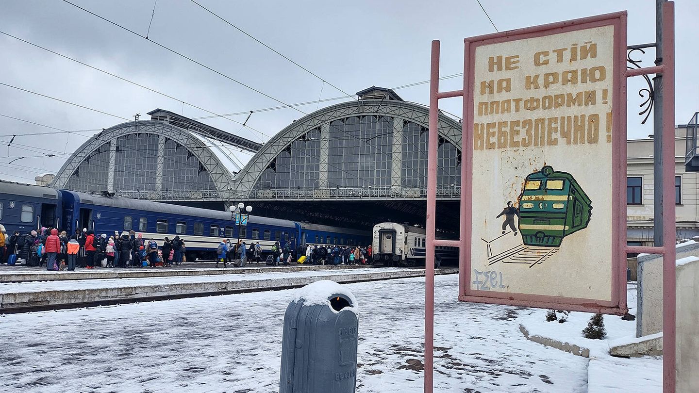 Andenes de la estación de tren de Lviv. (L. Proto)