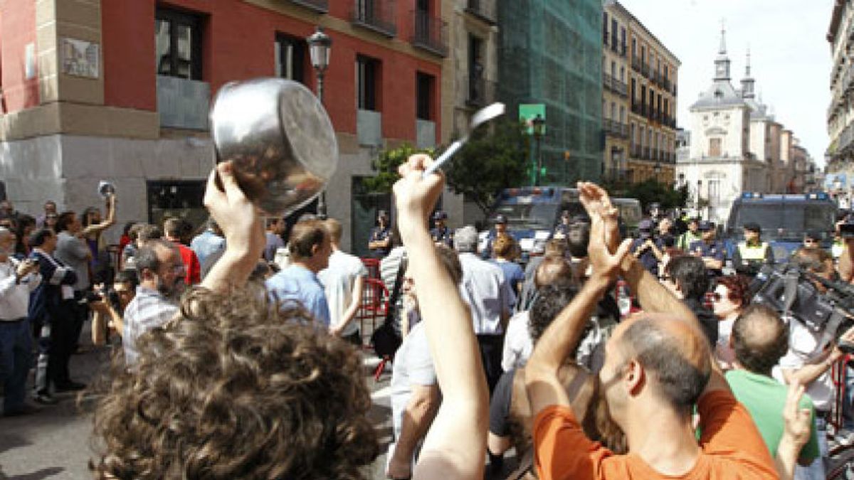 Caceroladas y manifestaciones en Madrid y Valencia contra los alcaldes