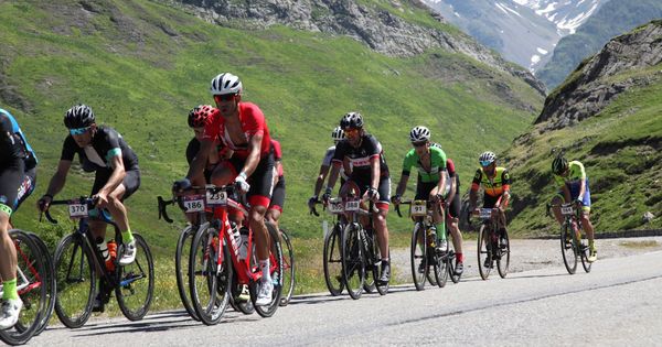 Foto: Más de 10.500 cicloturistas recorren los Pirineos en la Quebrantahuesos. (EFE)