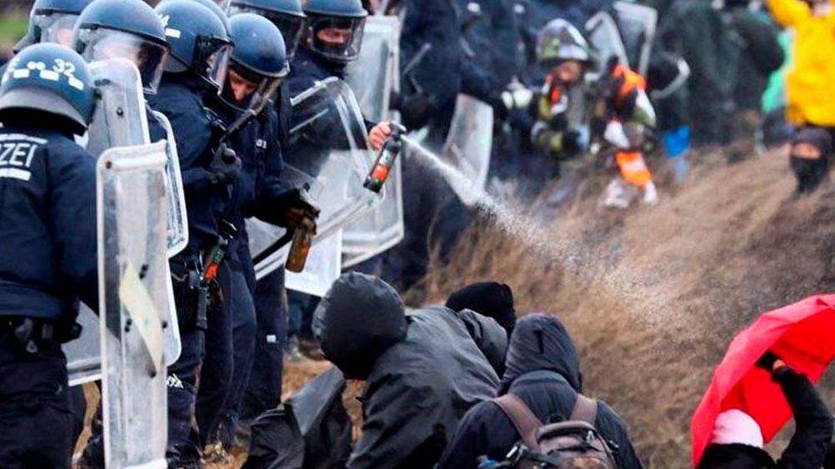 La policía alemana se queda atrapada en el barro al intentar desalojar un campamento ecologista