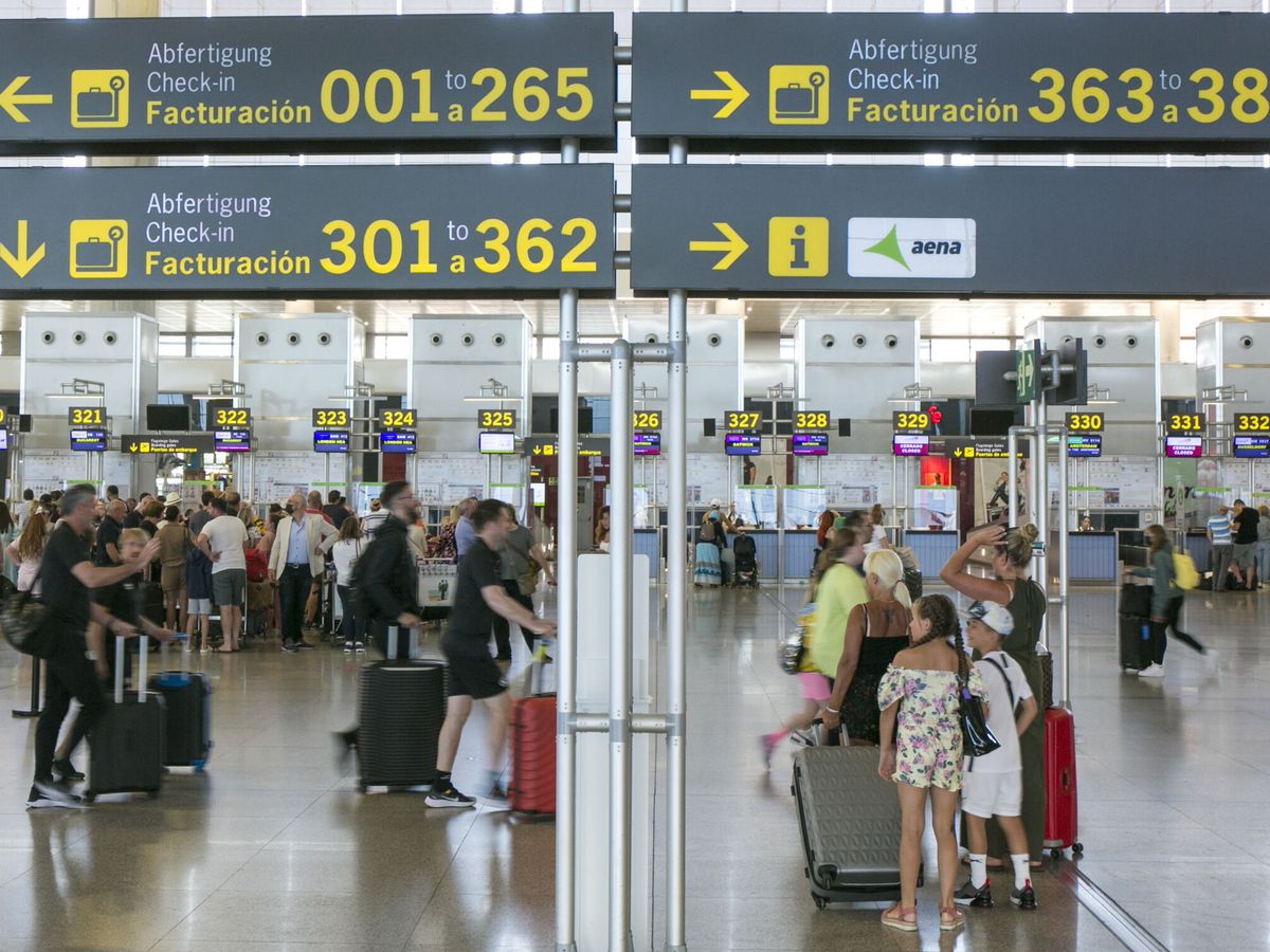 Foto: Turistas en el aeropuerto de Málaga. (EFE / Daniel Ruiz)