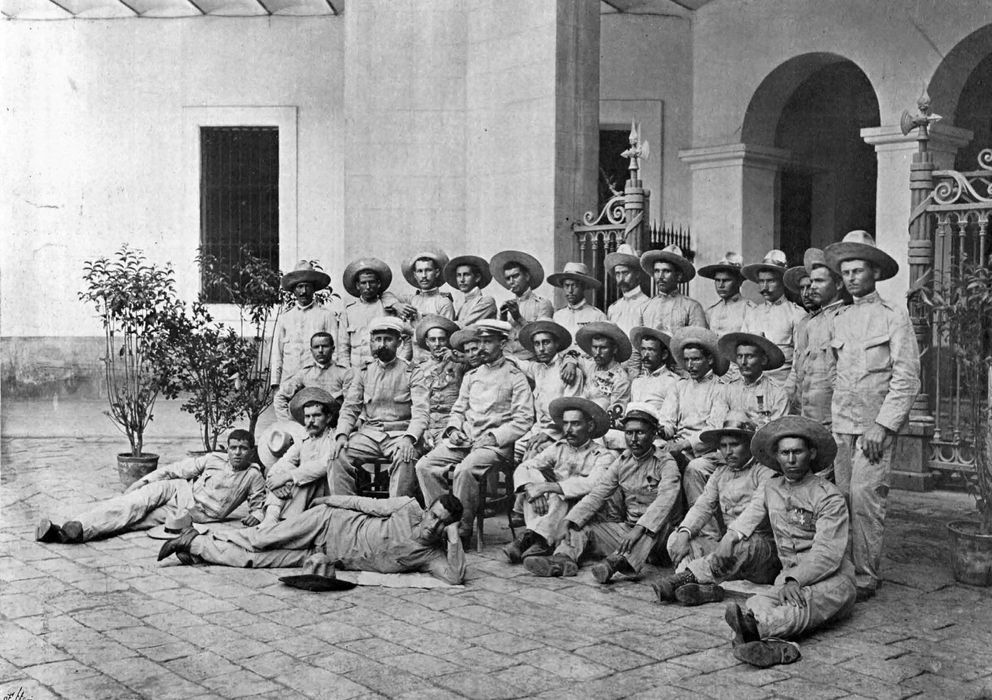 Foto: Los supervivientes del destacamento de Baler fotografiados el 2 de septiembre de 1899 en el patio del cuartel Jaime I de Barcelona. 