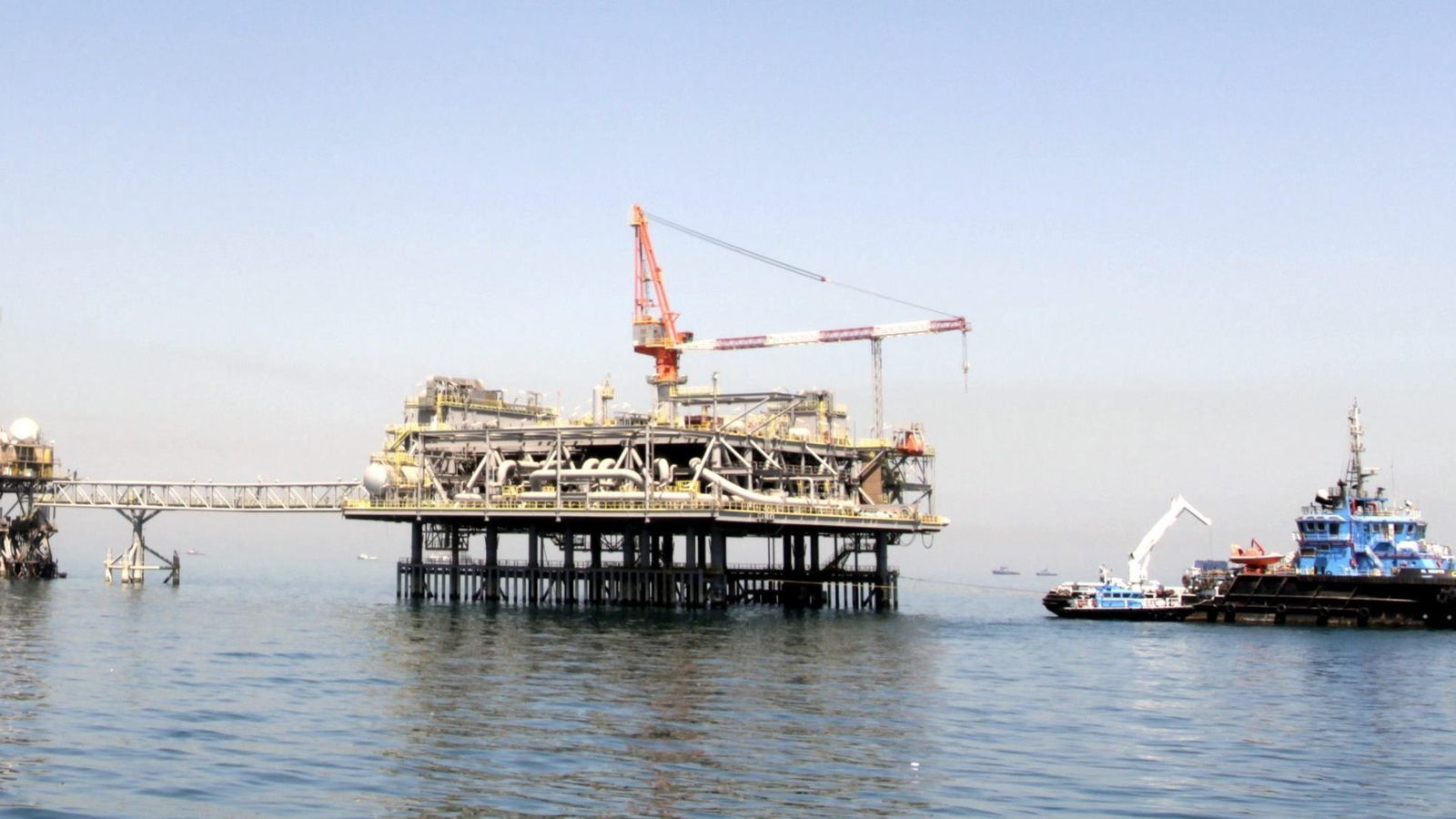 Foto: Plataforma petrolífera del puerto de Al Basra, al sur de Irak (Efe)