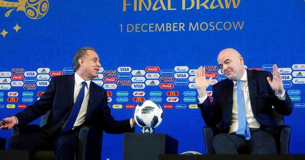 Foto: Vitaly Mutko (i) y Gianni Infantino (d) en una rueda de prensa previo al sorteo del Mundial de Rusia 2018. (EFE)