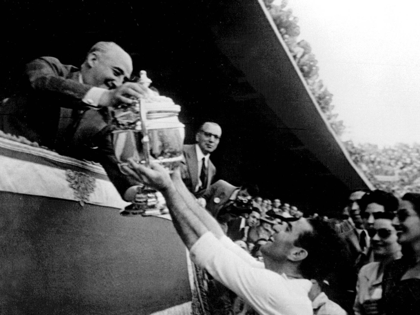 Franco entrega la Copa del Generalísimo tras la final de 1948 en el Santiago Bernabéu. (Cordon Press)