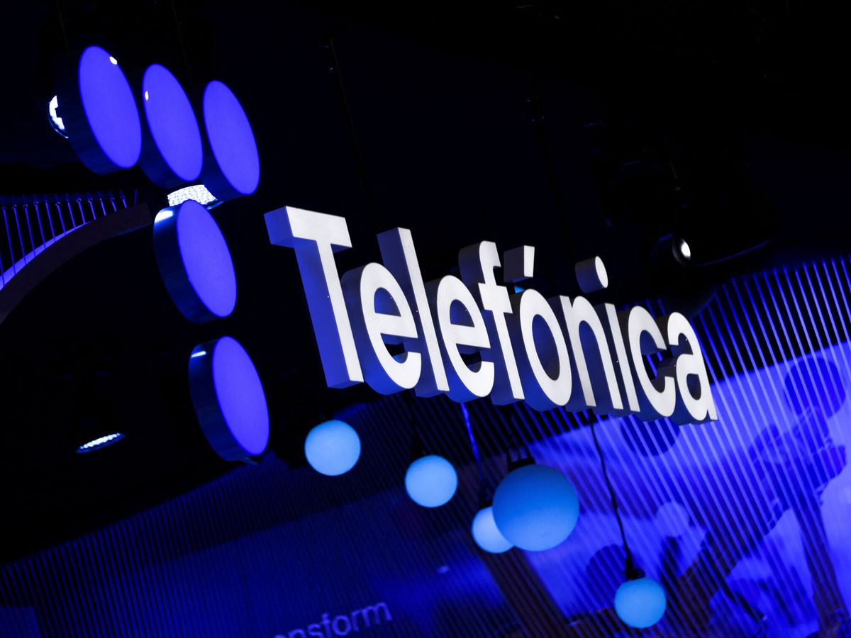 Foto: Logo de Telefónica durante el Mobile World Congress (MWC) de 2022, en Barcelona. (Reuters/ Nacho Doce)