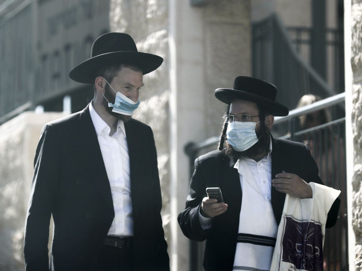 Foto: Dos judíos ultraortodoxos con mascarilla en Jerusalén. (EFE)