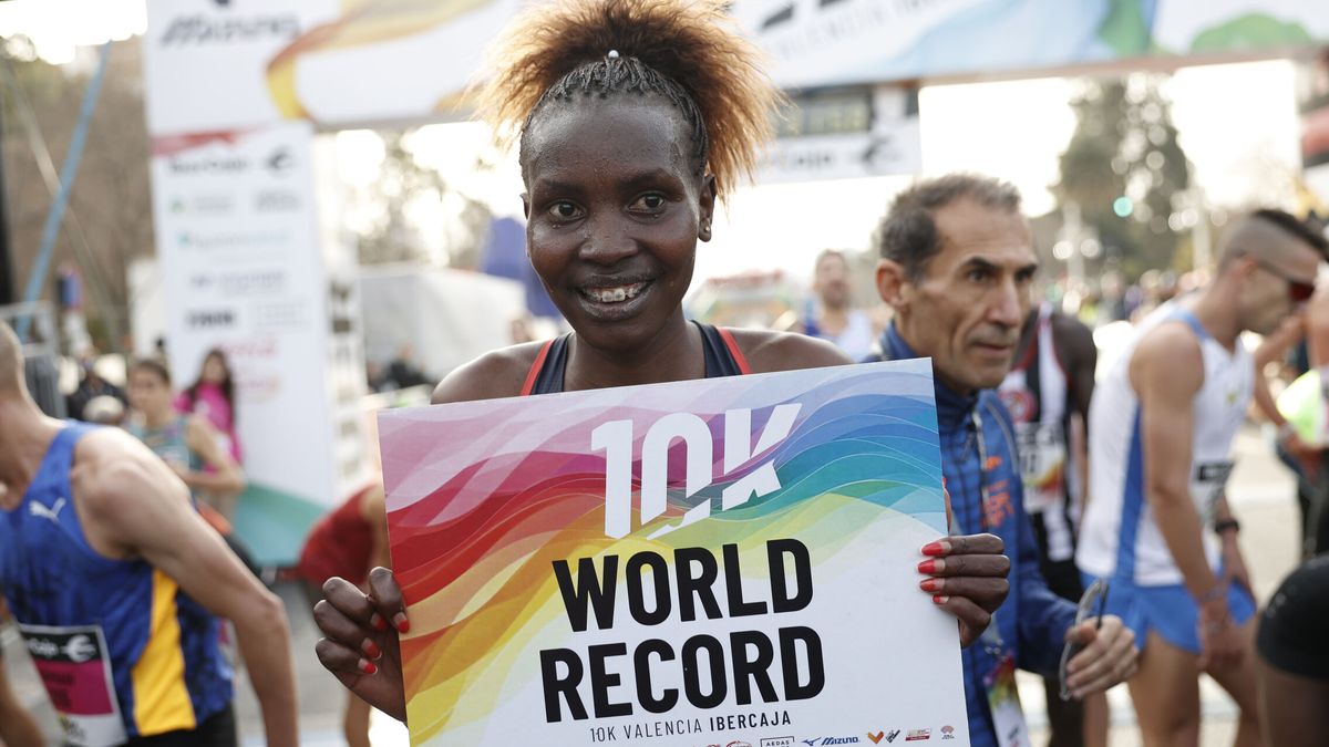 La keniana Agnes Jebet revienta el récord del mundo de 10K en Valencia con 28:45 minutos