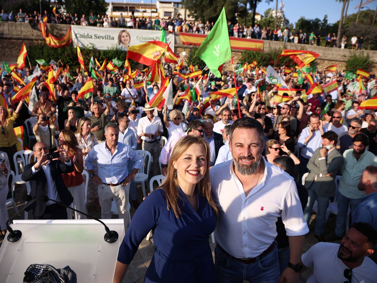 Foto: Santiago Abascal, con la candidata de Vox en Sevilla, Cristina Peláez, durante un mitin en Sevilla. (EP/Joaquín Corchero)