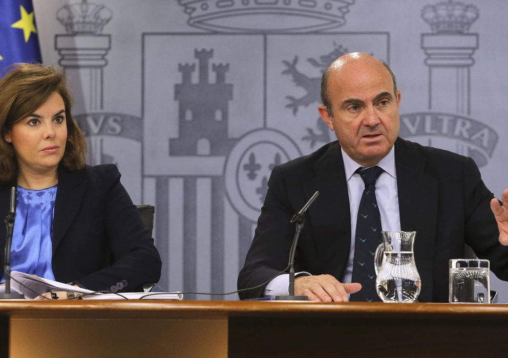 Foto: La vicepresidenta del Gobierno español Soraya Sáenz de Santamaría y el ministro de Economía y Competitividad, Luis de Guindos. (EFE)