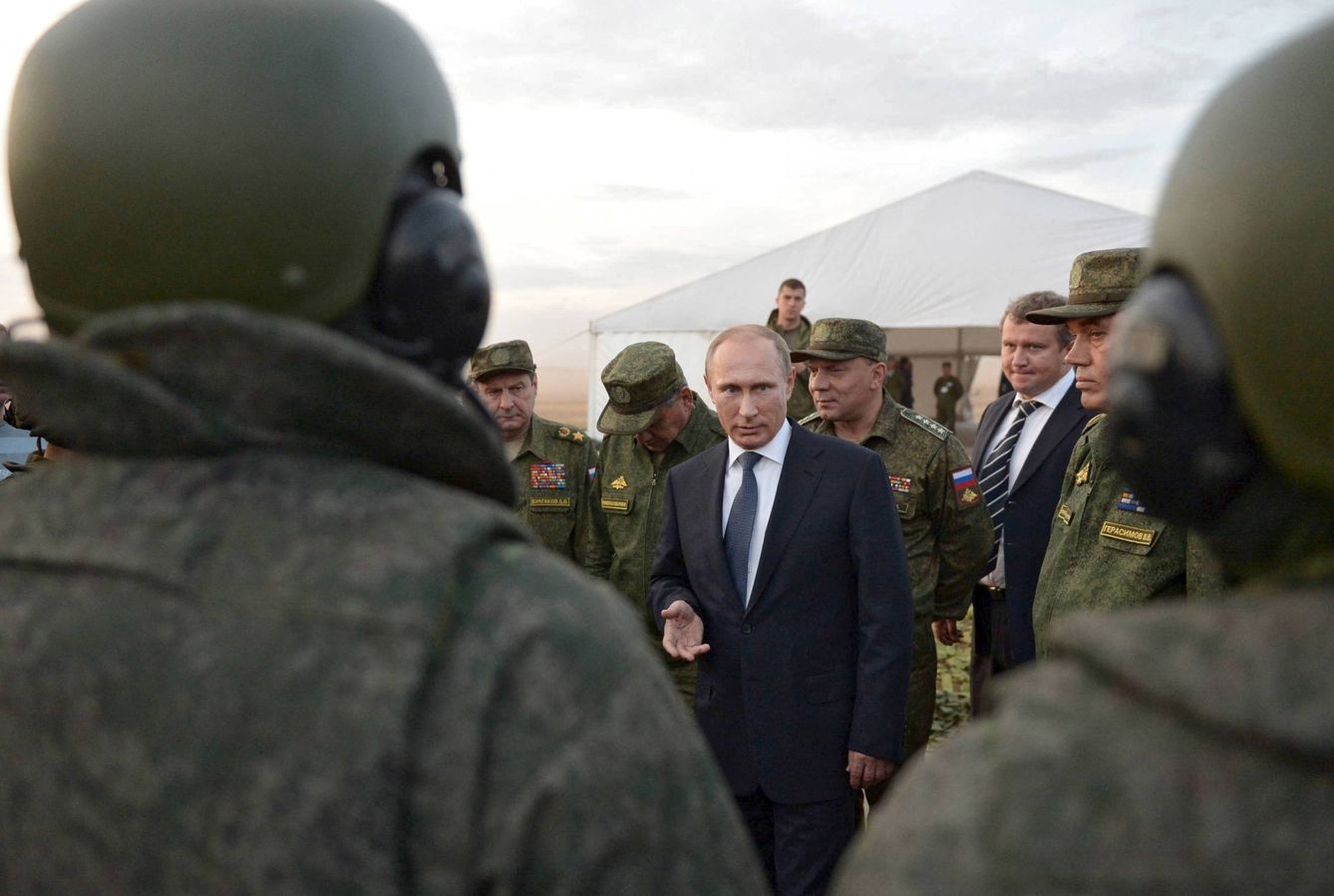 Vladimir Putin habla con militares durante unas maniobras de entrenamiento en Orenburg, Rusia (Reuters).