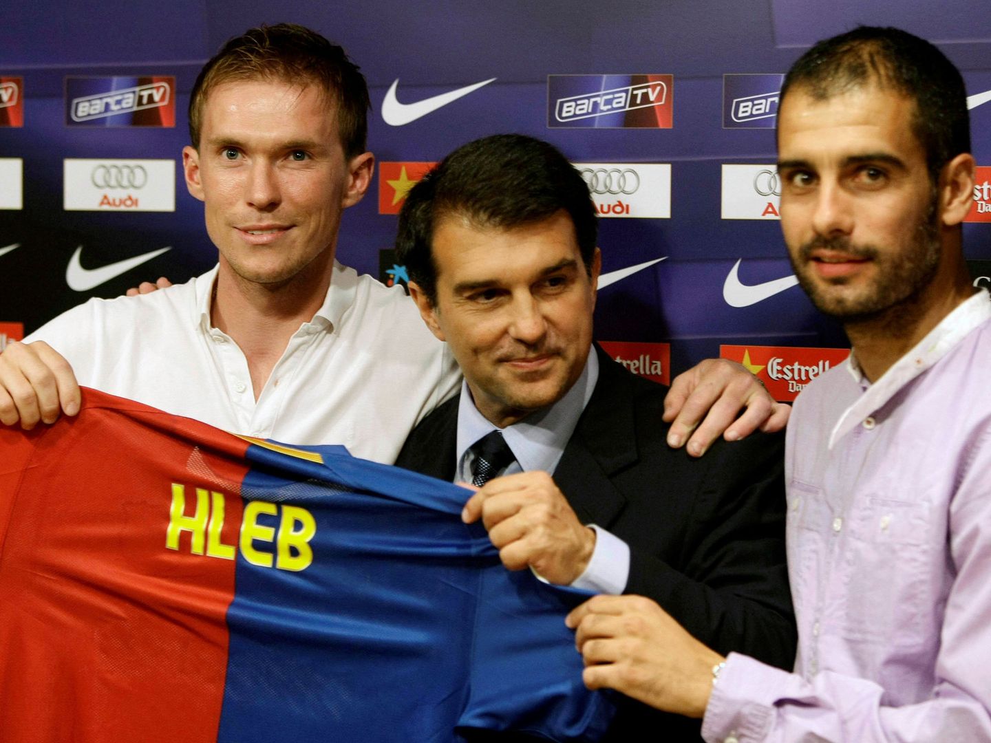 Laporta, en su época como presidente del Barça junto a Hleb y Pep Guardiola. (EFE)