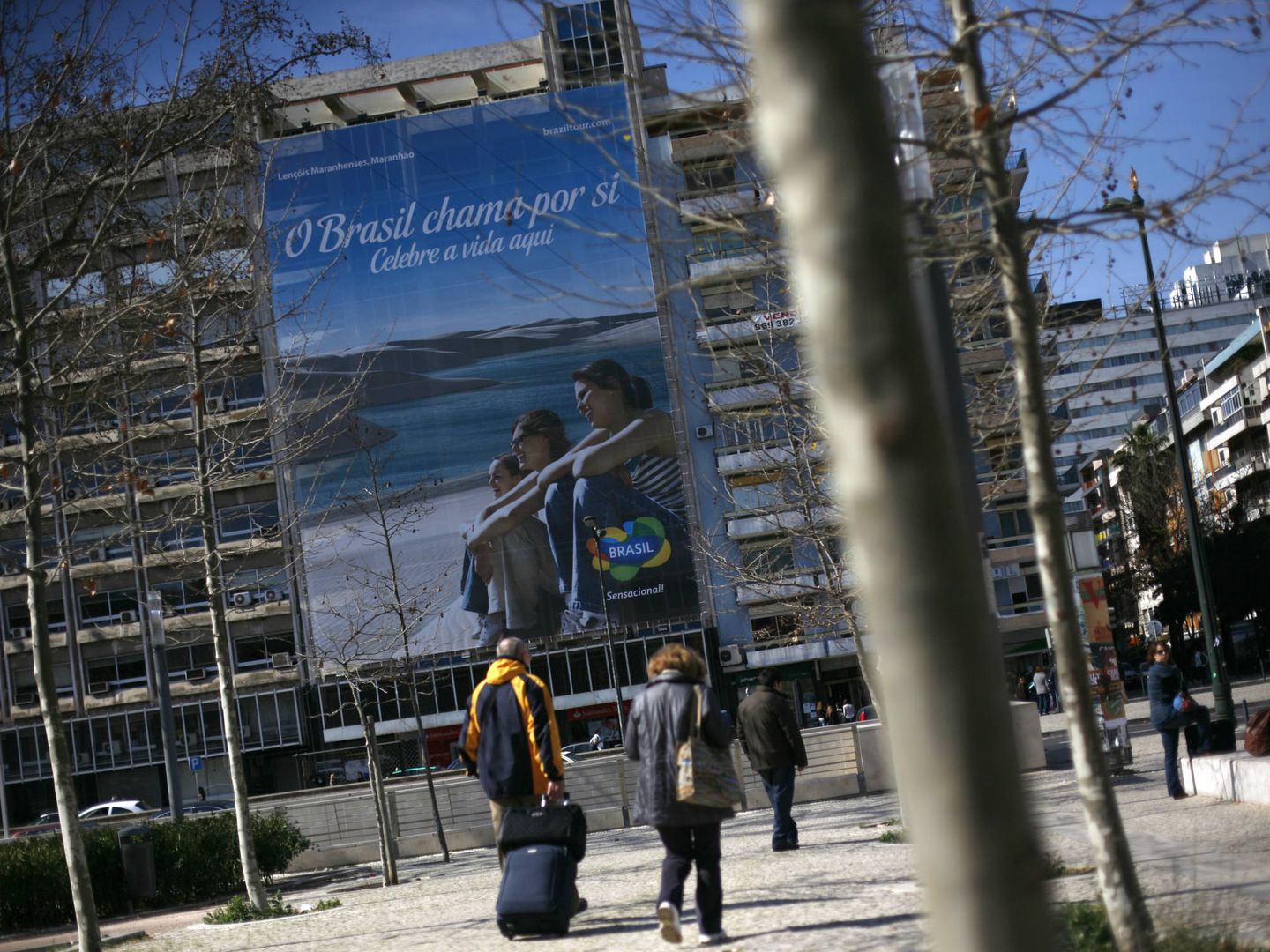 Un cartel turístico de Brasil en Lisboa. (Reuters)