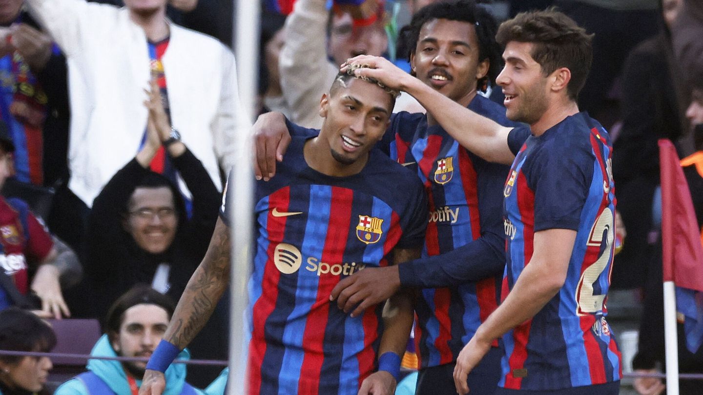 Raphinha celebra su gol ante el Valencia con Koundé y Sergi Roberto (REUTERS/Albert Gea).