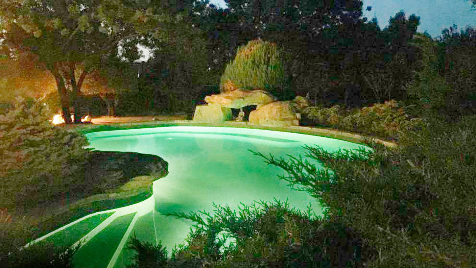 Foto: La piscina de Villa Podemos en modo 'Showgirls'.