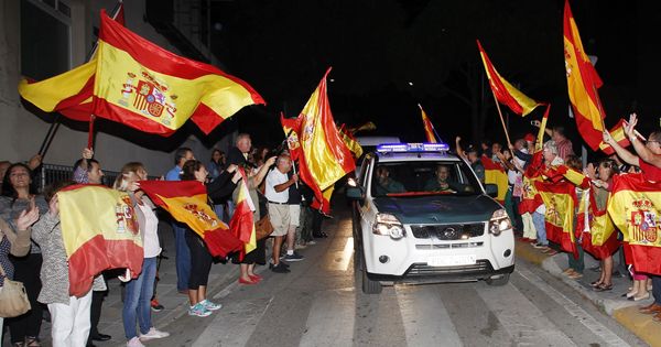 Foto: Unas 200 personas despiden en la comandancia de la Guardia Civil a los agentes que viajan desde Algeciras hasta Cataluña. (EFE)