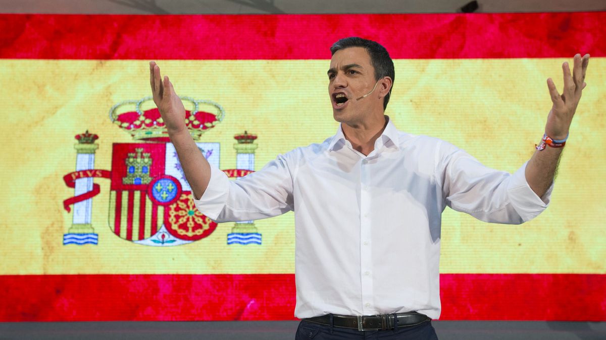 El PSOE 'compite' con Podemos en las urnas... y en el uso de la bandera de España