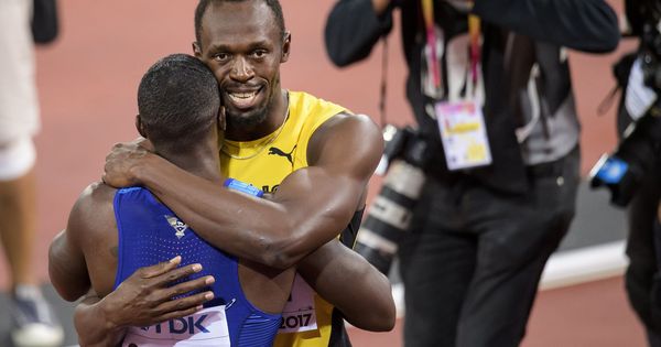 Foto: Bolt abraza a Gatlin tras la carrera. (Reuters) 