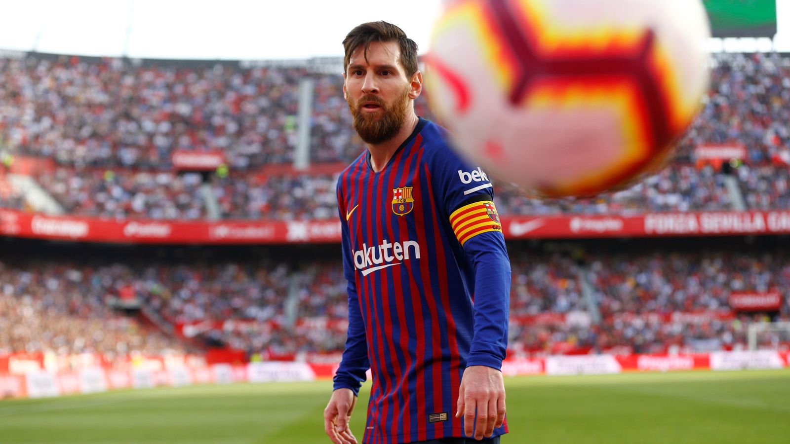 Foto: Messi, en un partido ante el Sevilla (Reuters)