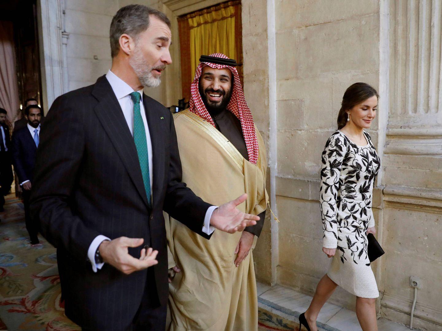 El rey Felipe, la reina Letizia y Mohamed bin Salman antes de un almuerzo en el Palacio Real, el 12 de abril de 2018. (Reuters)