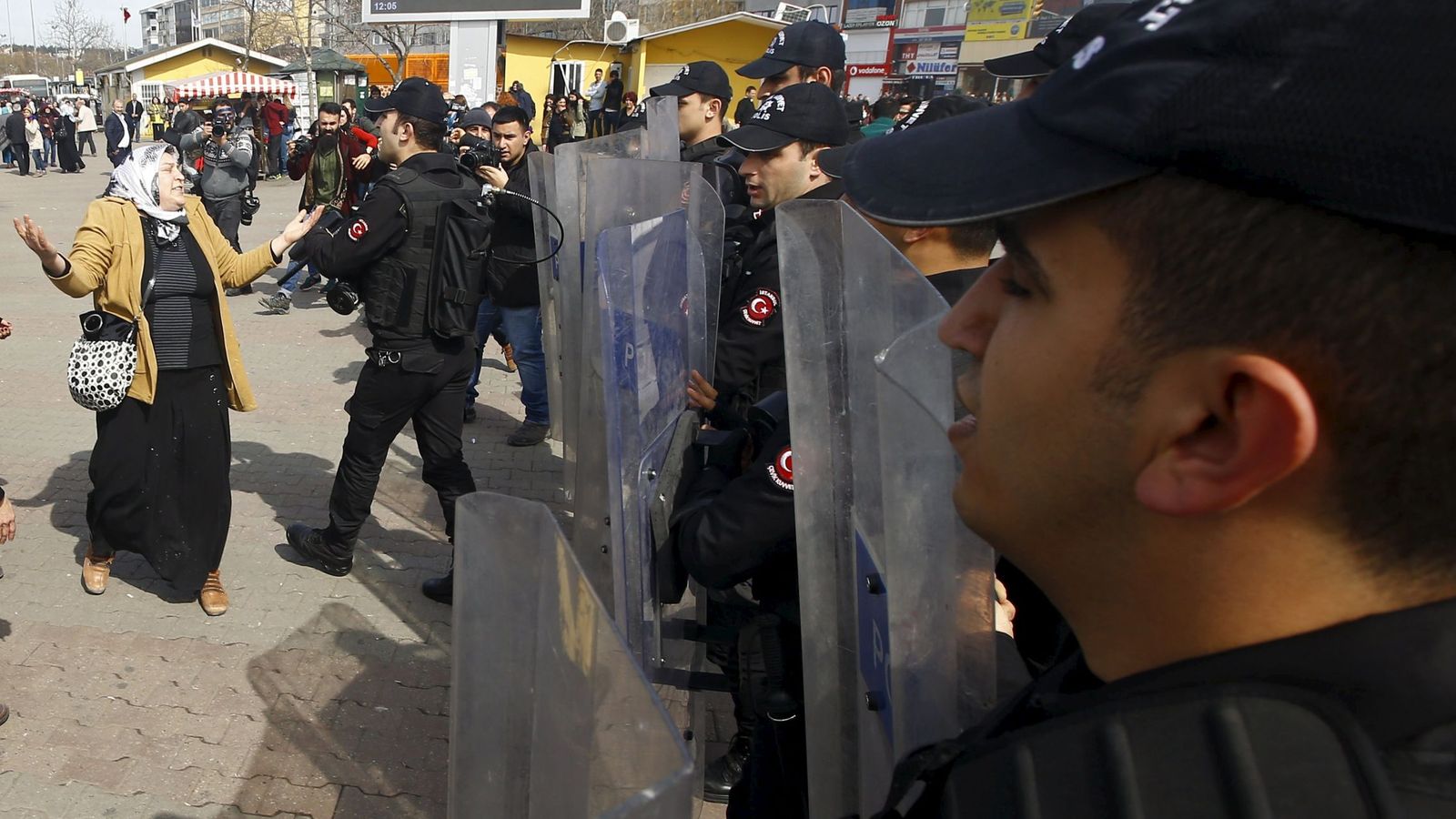 Foto: Una manifestante se encara con la policía durante el Día Internacional de la Mujer, en Estambul (Reuters).  