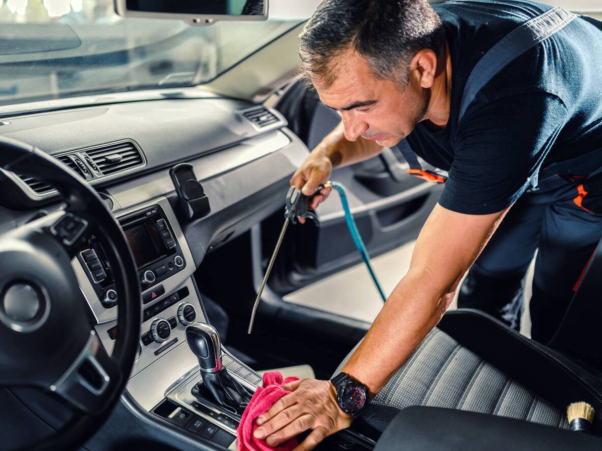 Foto: Un hombre limpiando su coche (iStock)