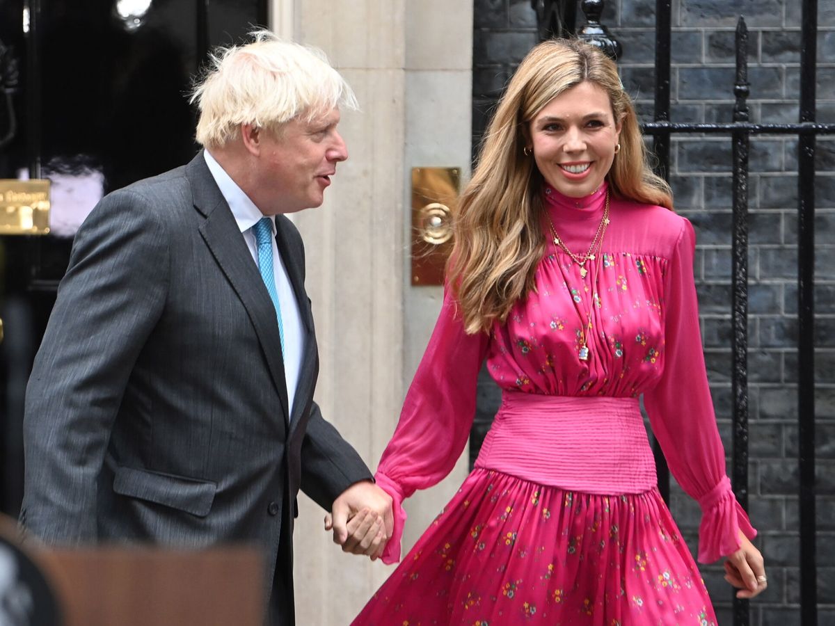 Foto: Boris y Carrie Johnson, en su adiós a Downing Street. (EFE/EPA/Neil Hall)