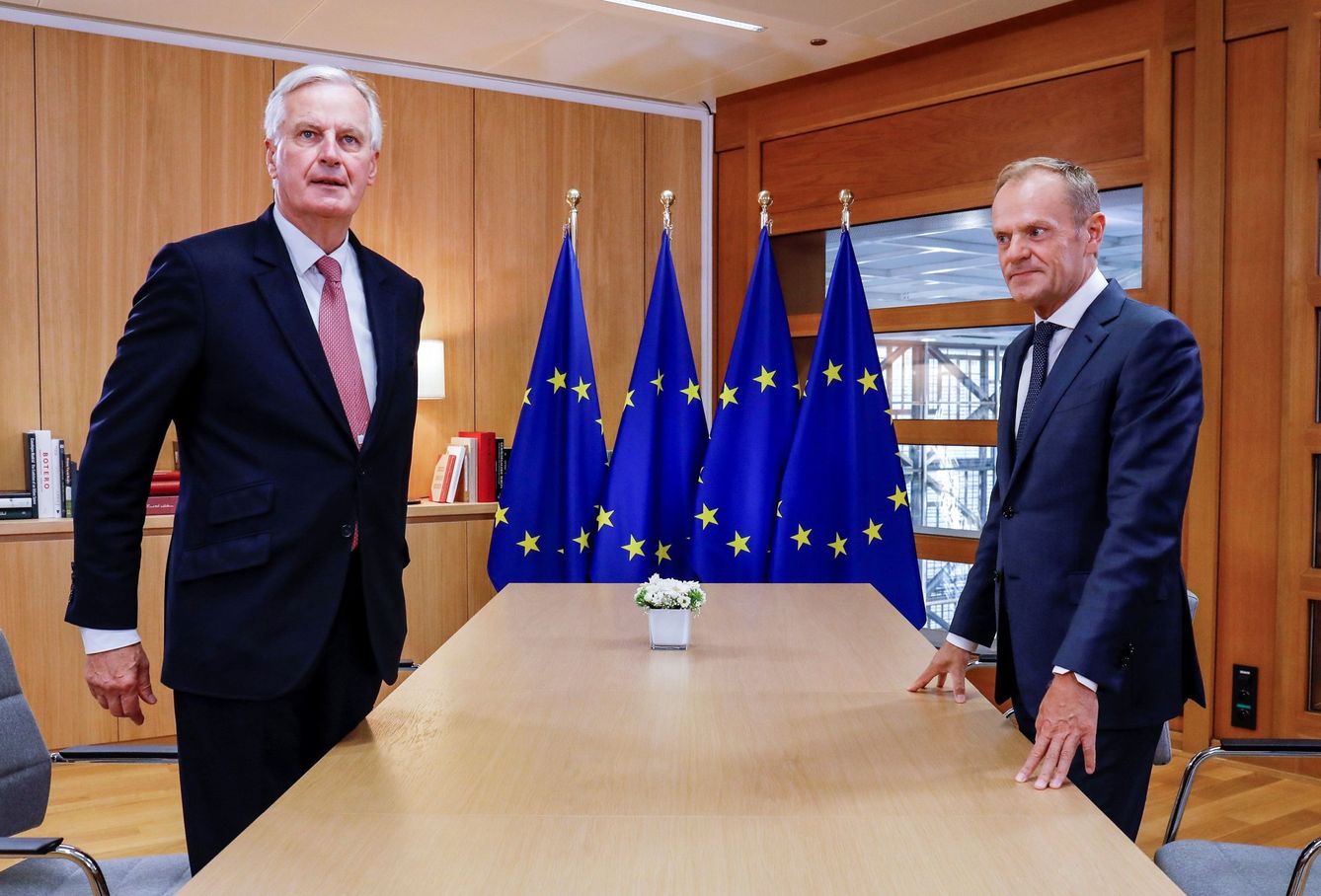 Barnier se reúne con Tusk para informarle del parón en las negociaciones antes de la cumbre. (Reuters)