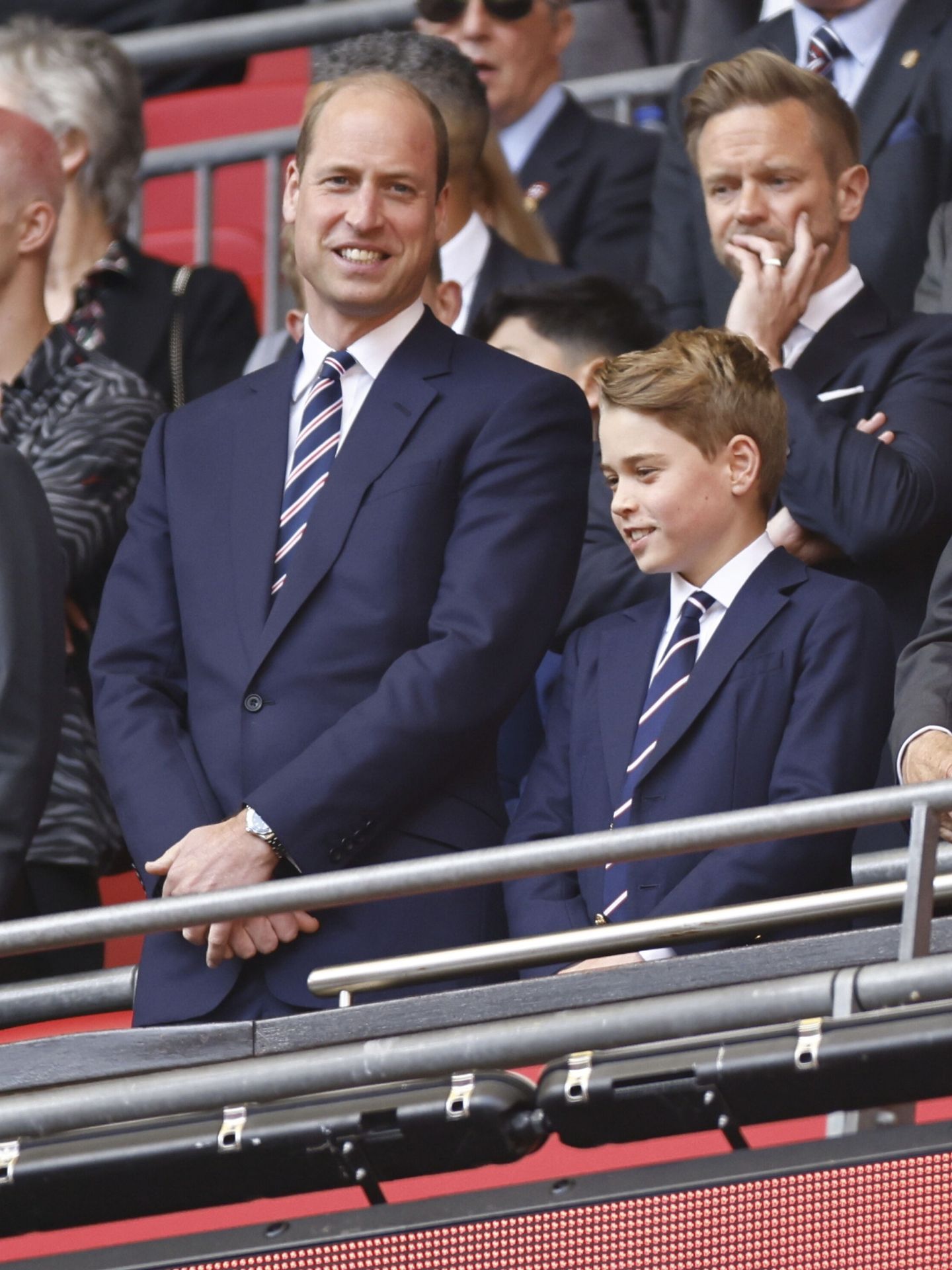 El príncipe Guillermo y el príncipe George, en el estadio de Wembley. (EFE)