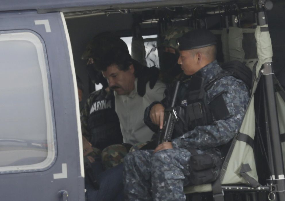 Foto: Joaquín 'El Chapo' Guzman en el interior de un helicóptero de la Policía Federal tras su captura (Reuters).