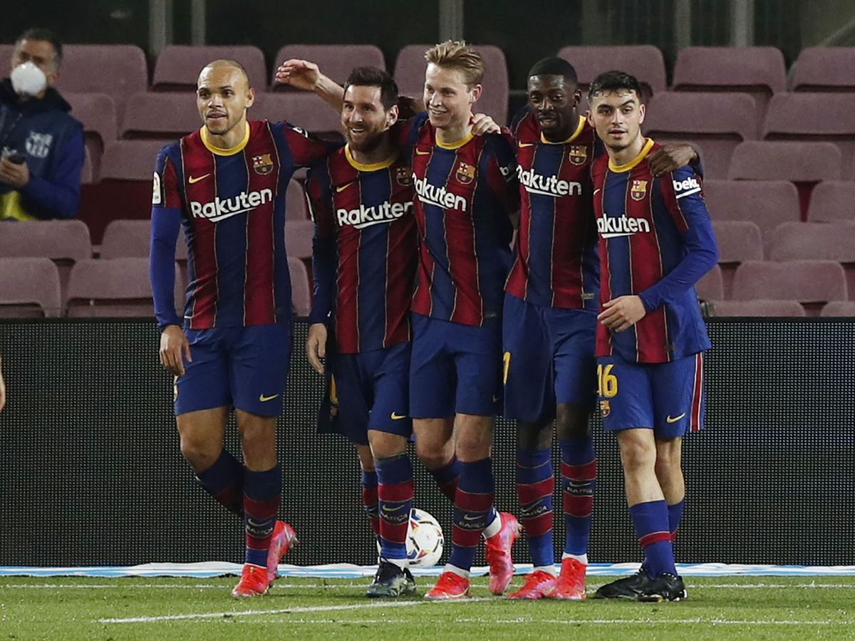 Foto: Los jugadores del Barça se abrazan tras el 2-0 de Leo Messi. (Reuters)